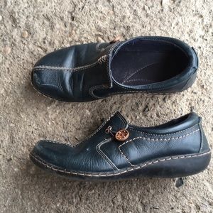 clarks navy blue clogs